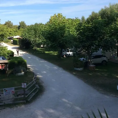 مكان تخييم Tente Spacieuse Animaux Admis - 6 Pers. - Api-1-52-2538